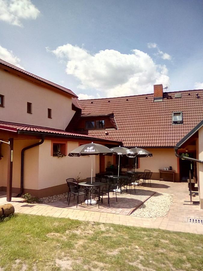 Hostinec U Janatu S Ubytovanim Cestin Eksteriør bilde